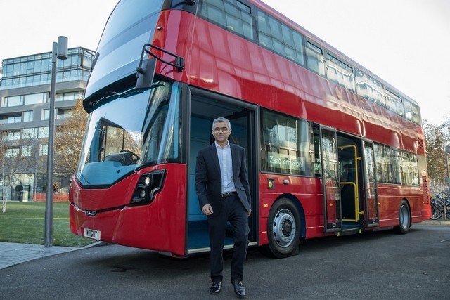 Мэр Лондона Садик Хан у первого в мире двухэтажного автобуса на водороде, от компании Wrightbus
