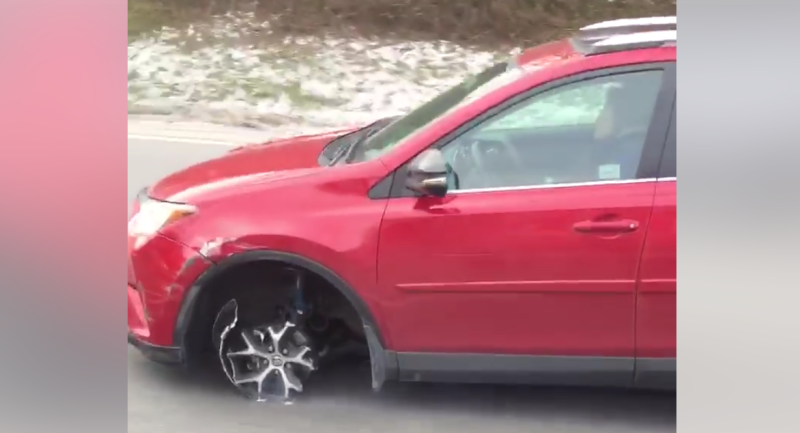 Toyota RAV4 на трех колесах. И все-таки он едет! (видео)