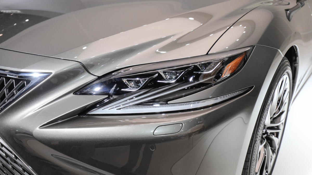 Lexus LS 500 2018. Первые живые фото нового флагманского седана