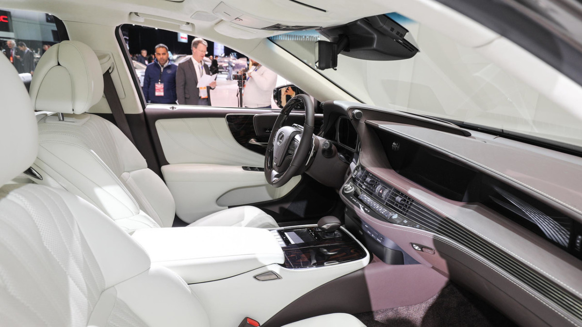 Lexus LS 500 2018. Первые живые фото нового флагманского седана