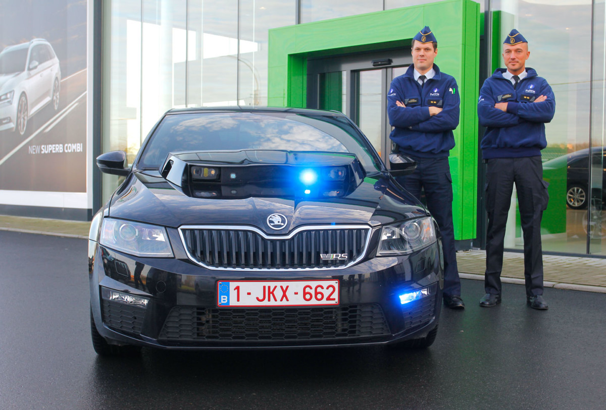 Полицейская Skoda Octavia за 85 тысяч евро сканирует каждую машину
