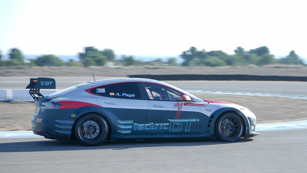Гоночный электромобиль Tesla Model S разгоняется до сотни за 2 секунды