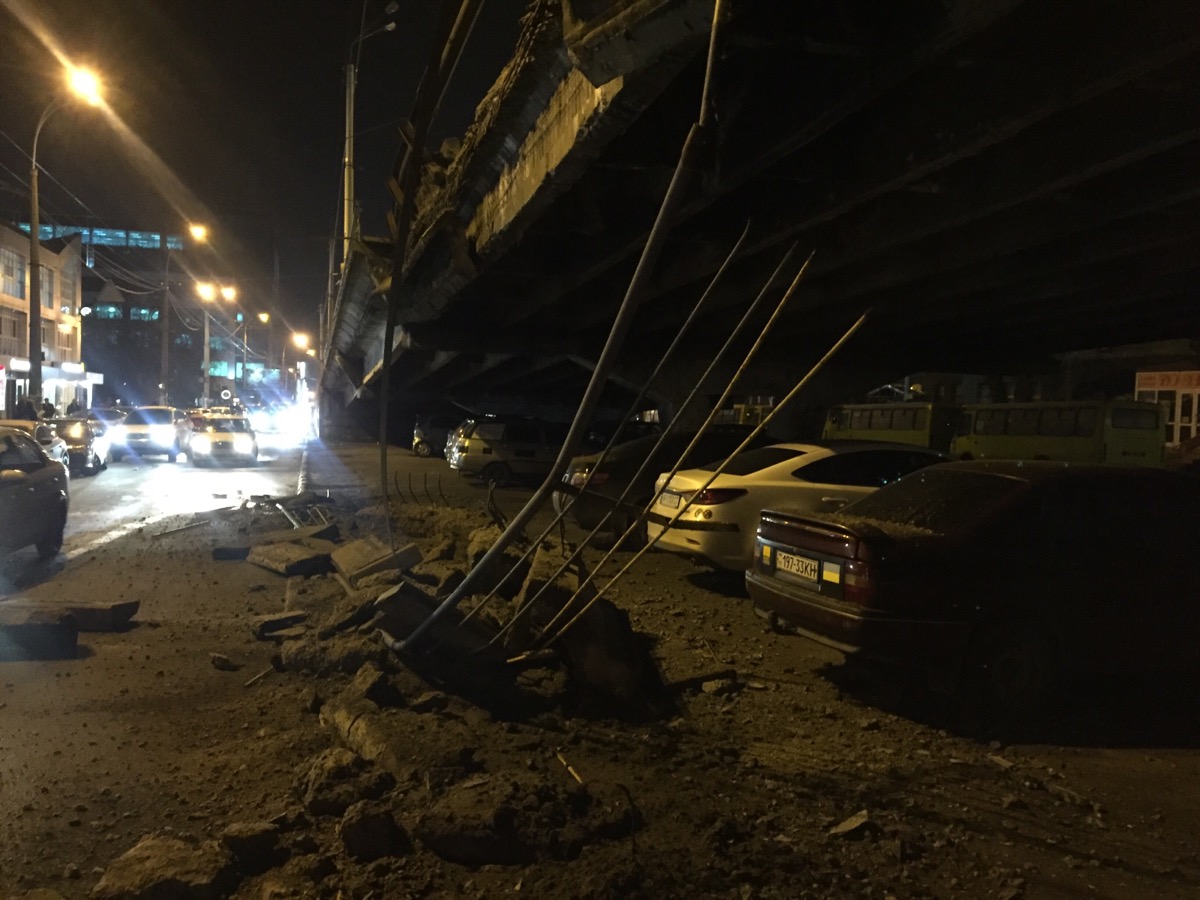 В Киеве на Шулявке обрушился мост: пострадал автомобиль