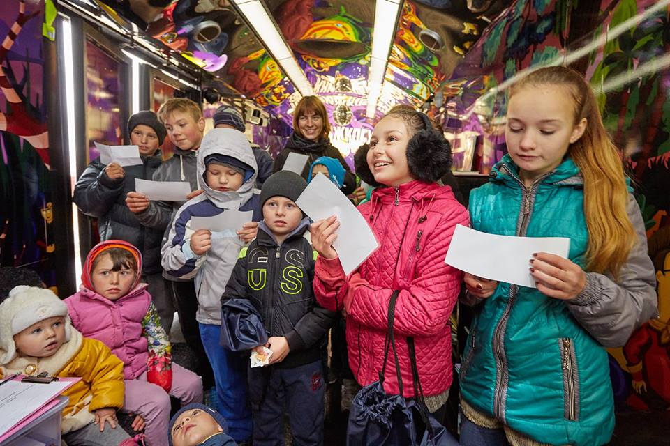 Книжный автобус посетили уже тысячи детишек