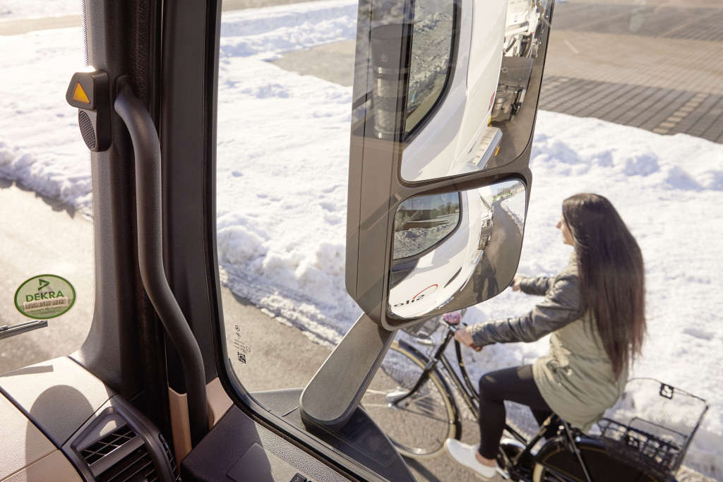 Sideguard Assist помогает заметить пешеходов, которые находят в мертвых зонах