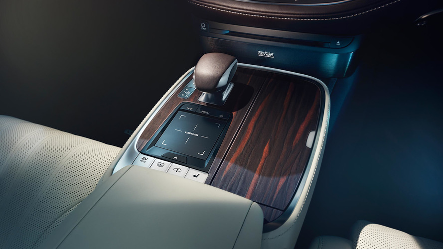 Гибридный седан Lexus LS 2018 представят в Женеве