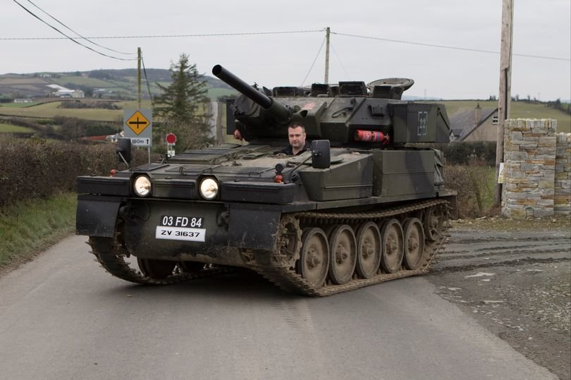 Любитель бронетехники купил танк для езды по магазинам