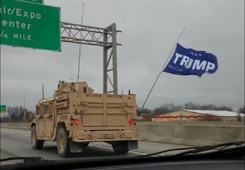 Хаммер с флагом «Трамп сделает Америку снова великой»