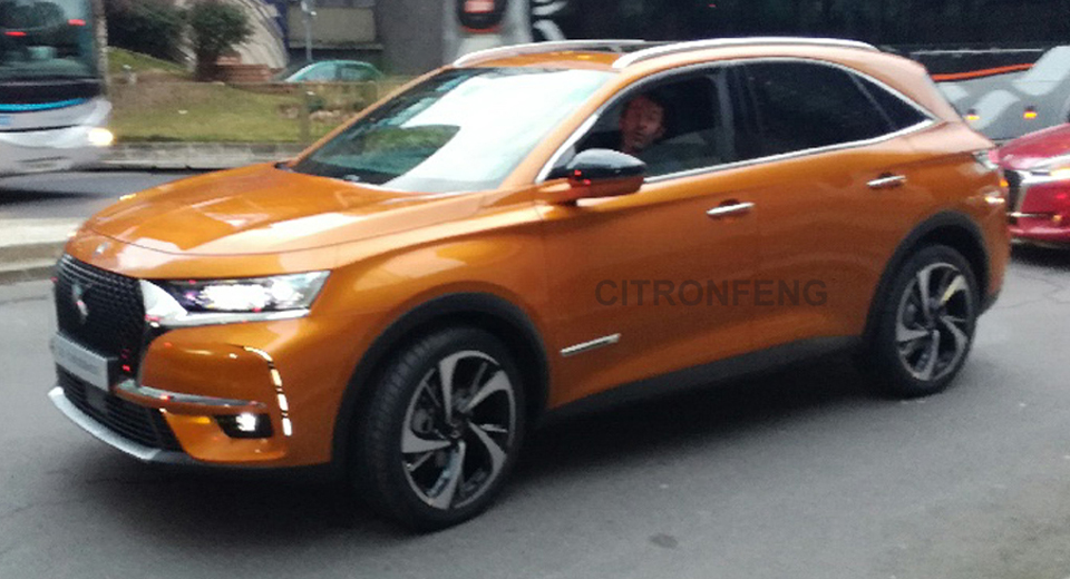 Премиальный кроссовер DS от Citroen впервые показался на фото