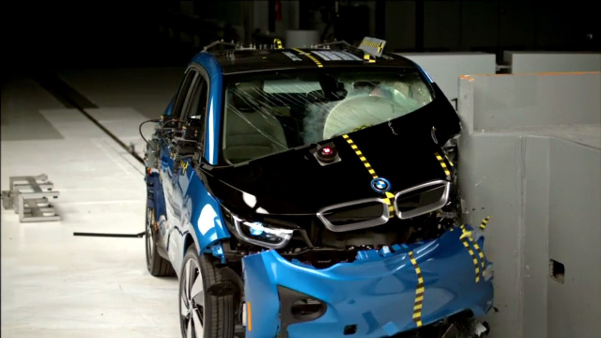 Электромобили Tesla и BMW прошли краш-тесты по ужесточенной методике
