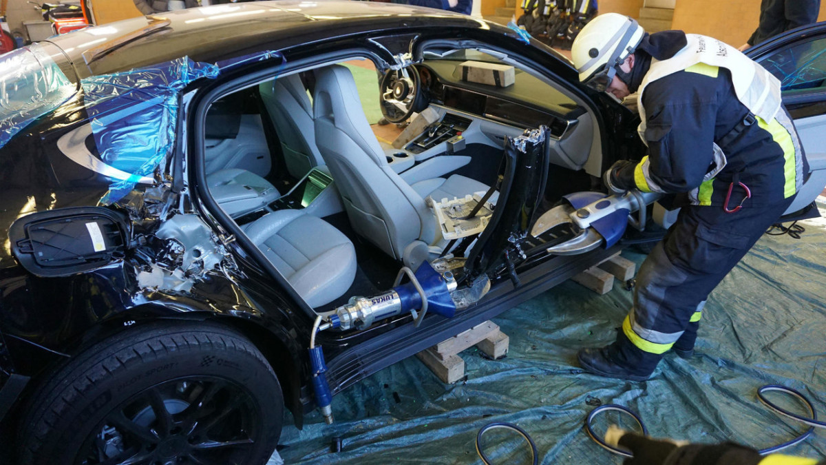 Спасатели нарочно разрезали на части новый Porsche Panamera