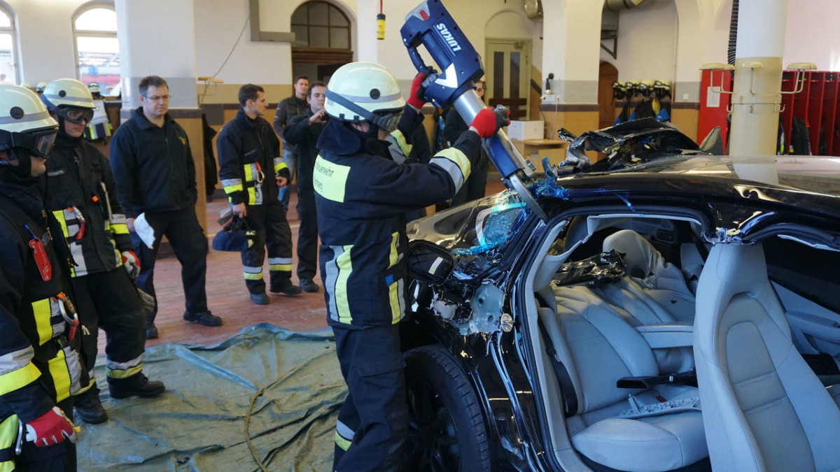 Спасатели нарочно разрезали на части новый Porsche Panamera