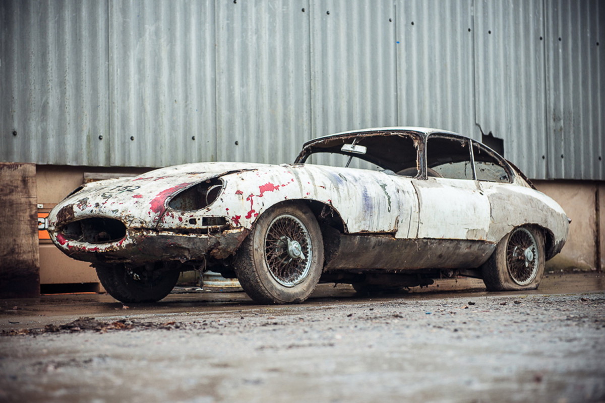 Редкий спорткар Jaguar E-Type 20 лет простоял в гараже Редкий спорткар Jaguar E-Type 20 лет простоял в гараже