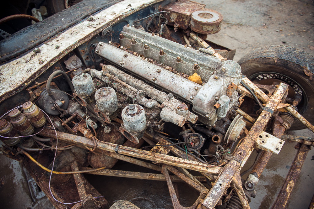 Редкий спорткар Jaguar E-Type 20 лет простоял в гараже Редкий спорткар Jaguar E-Type 20 лет простоял в гараже