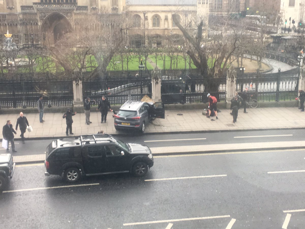 Теракт в Лондоне: автомобиль сбил 5 людей и протаранил ограду парламента