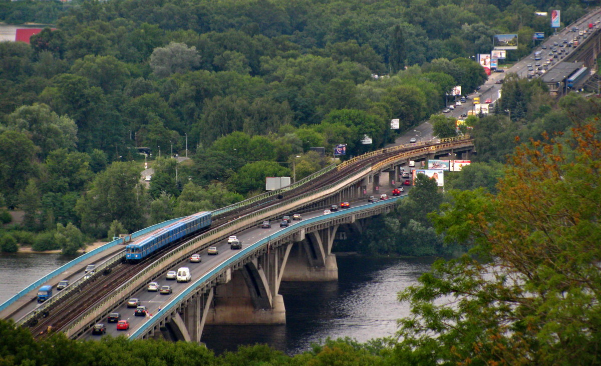 В Киеве сегодня снова ограничат движение по мосту Метро