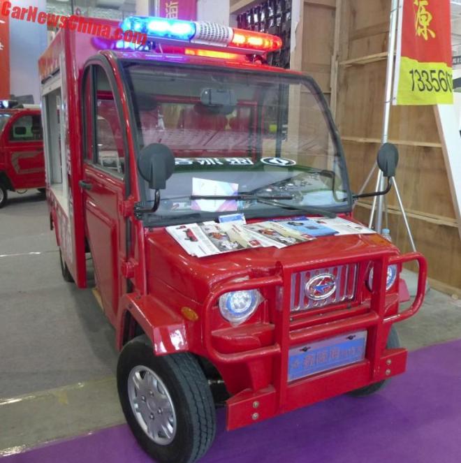 Китайский электромобиль стал самым маленьким пожарным авто в мире