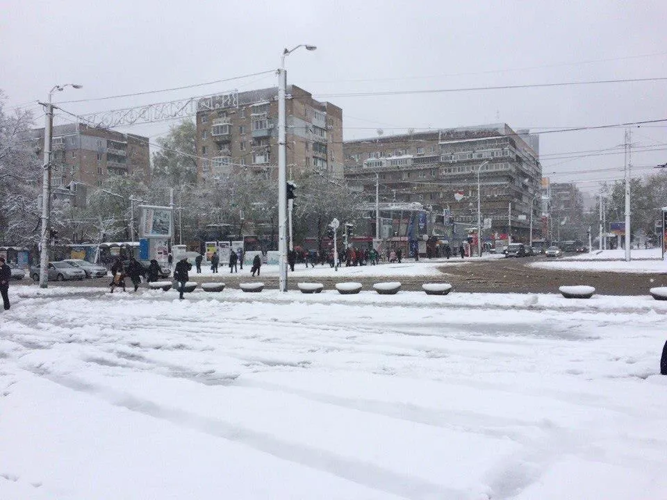 Снегопады в Украине привели к транспортному коллапсу