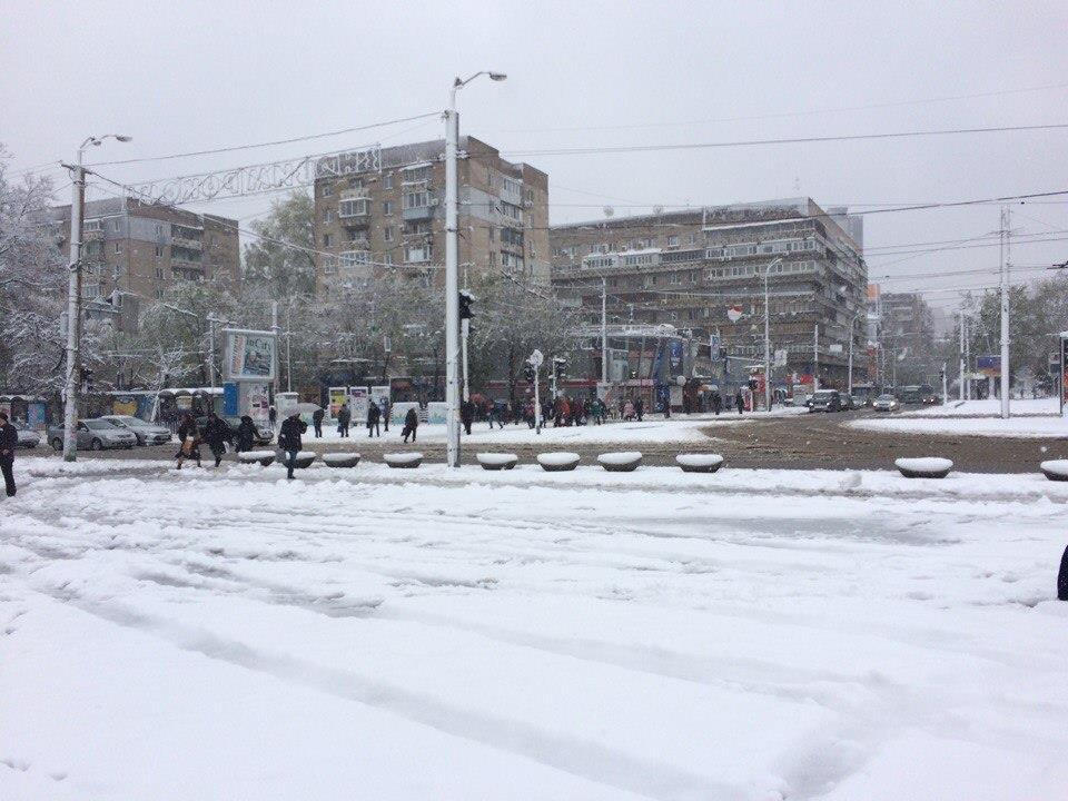 Снегопады в Украине привели к транспортному коллапсу