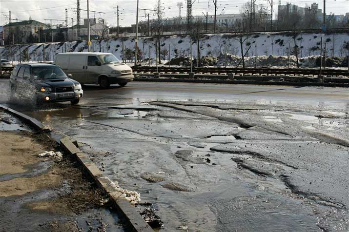 Ямы на дорогах в Украине будут приносить деньги
