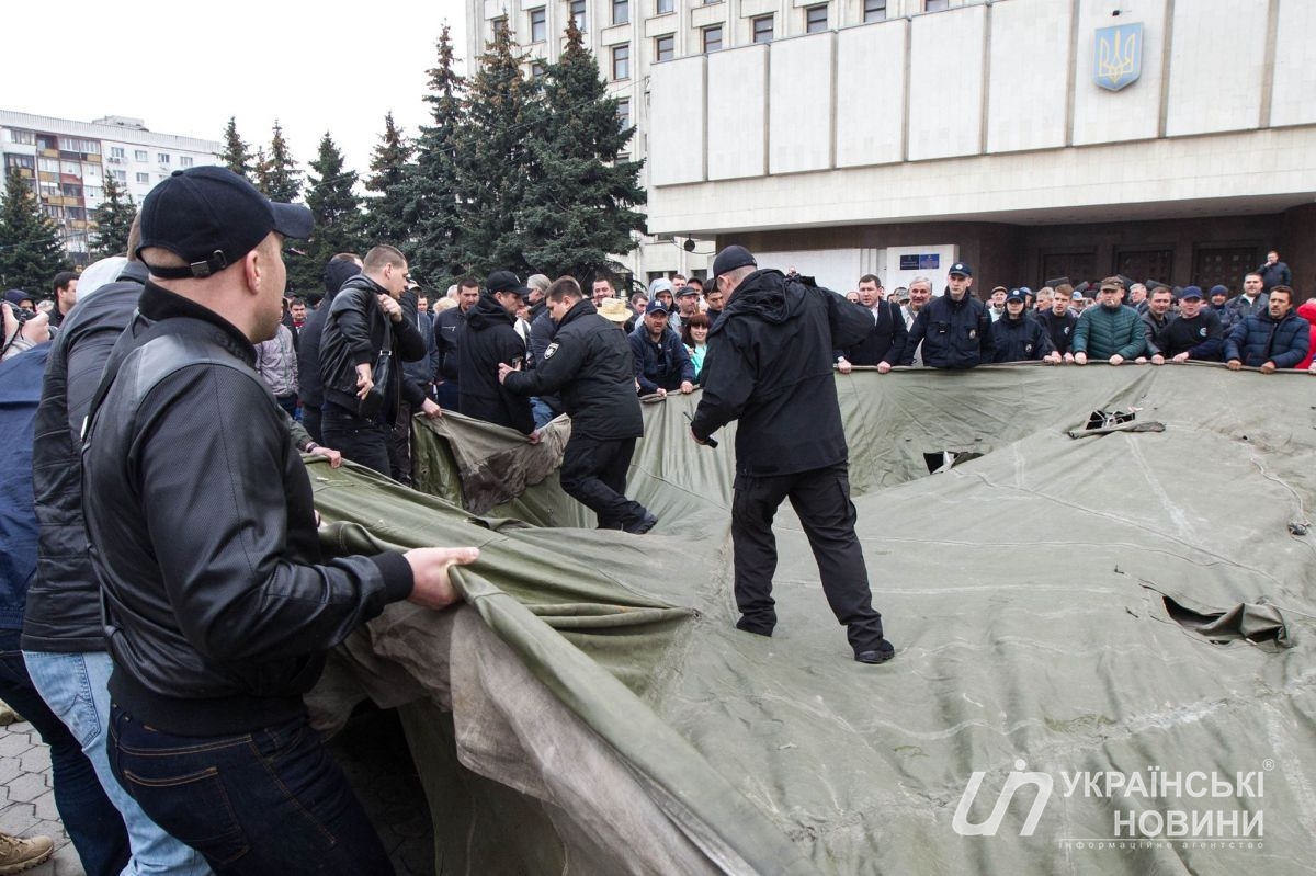 Маршрутчики заблокировали здание Киевской ОГА