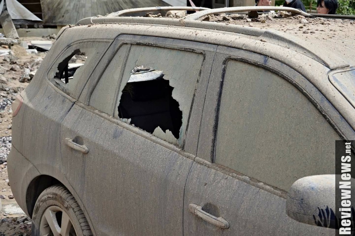 В Киеве ЧП: фонтан горячей воды из-под земли повредил автомобили