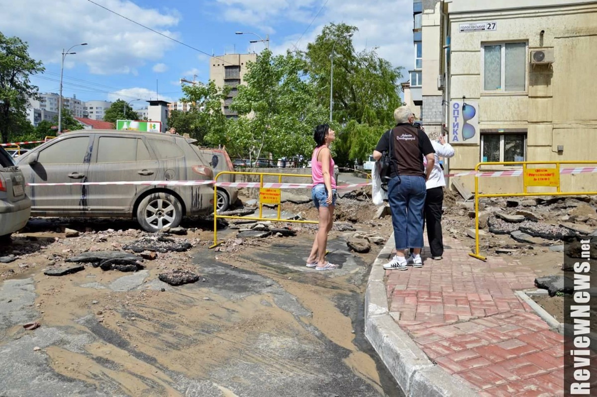 В Киеве ЧП: фонтан горячей воды из-под земли повредил автомобили