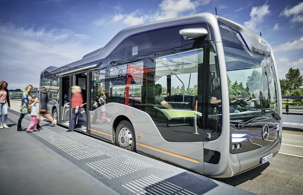 Mercedes-Benz Future Bus c cистемой автономного вождения City Pilot