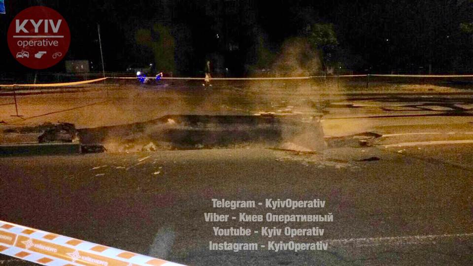 В Киеве провал асфальта спровоцировал транспортный коллапс