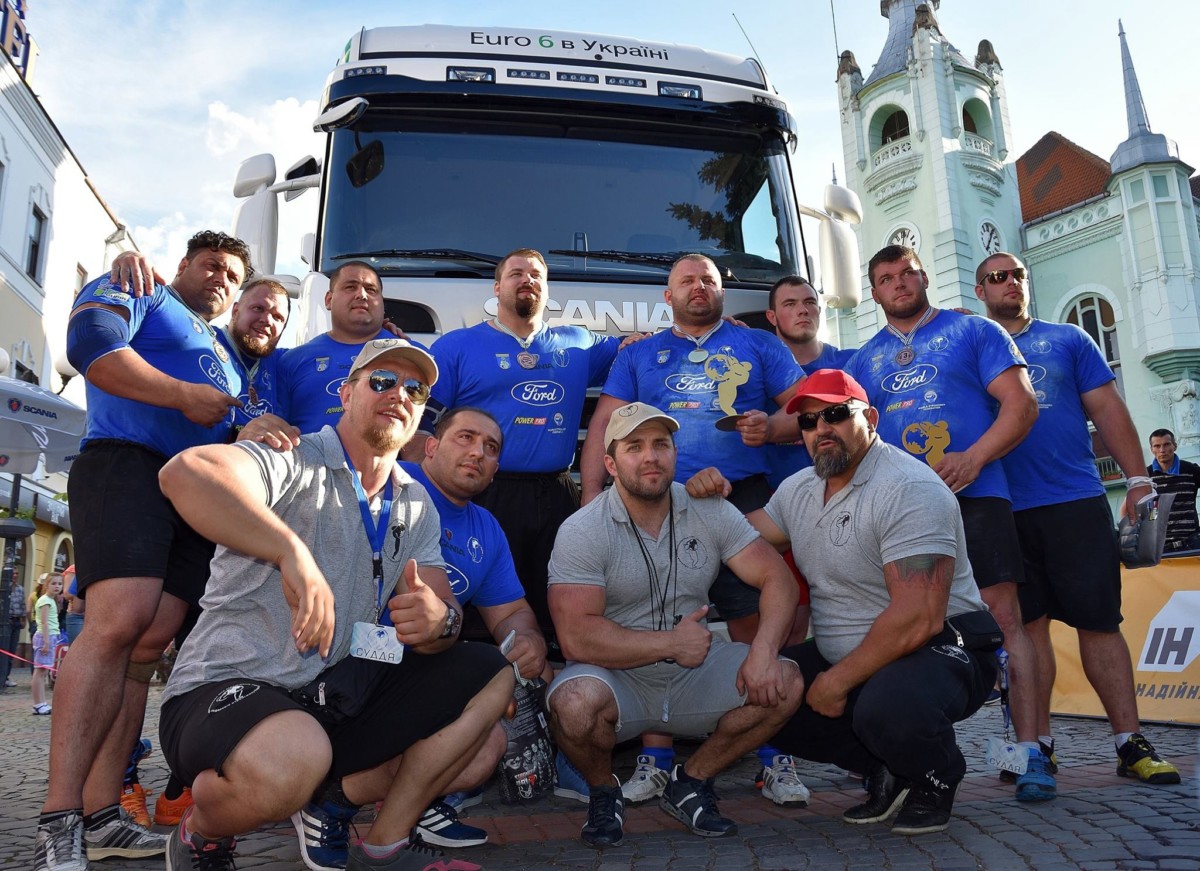 Грузовик Scania в Мукачево тянули сильнейшие люди планеты