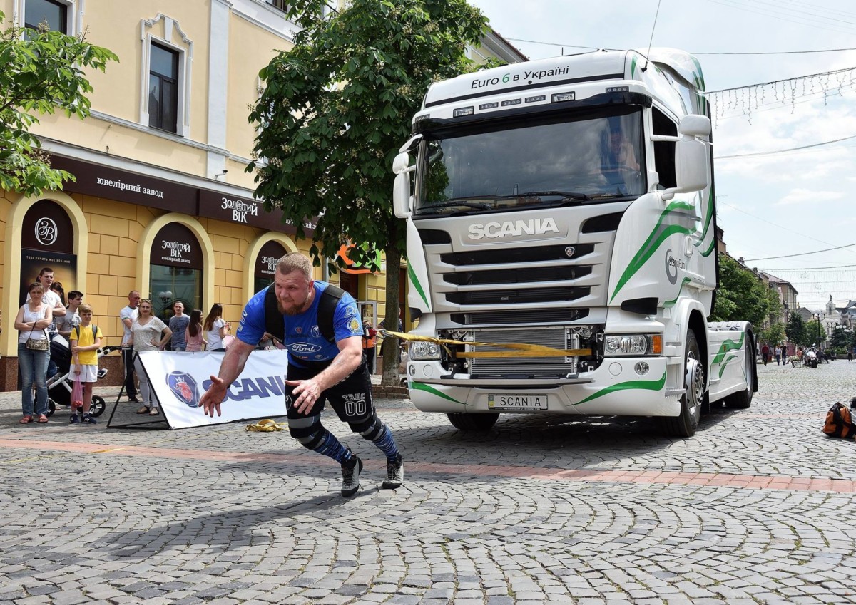 Грузовик Scania в Мукачево тянули сильнейшие люди планеты