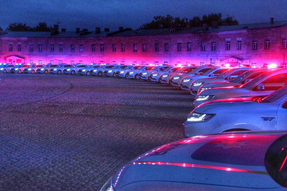 шоу с новыми полицейскими автомобилями в Киеве