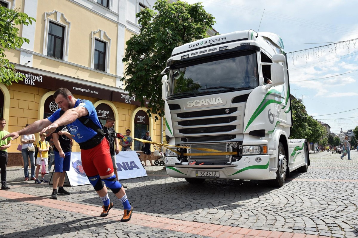 Грузовик Scania в Мукачево тянули сильнейшие люди планеты