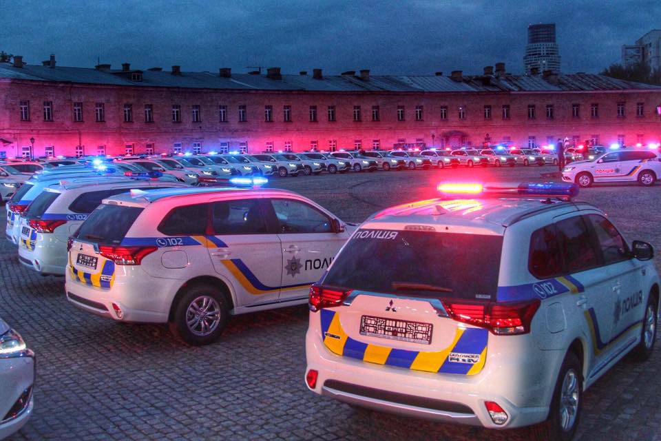 шоу с новыми полицейскими автомобилями в Киеве