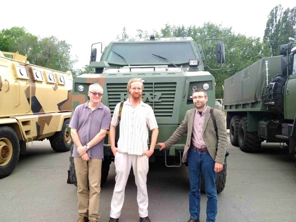 На ПАО «АвтоКрАЗ» 26 мая неожиданно приехали известные автомобильные журналисты из Великобритании, которые осмотрели новейшую военную технику.