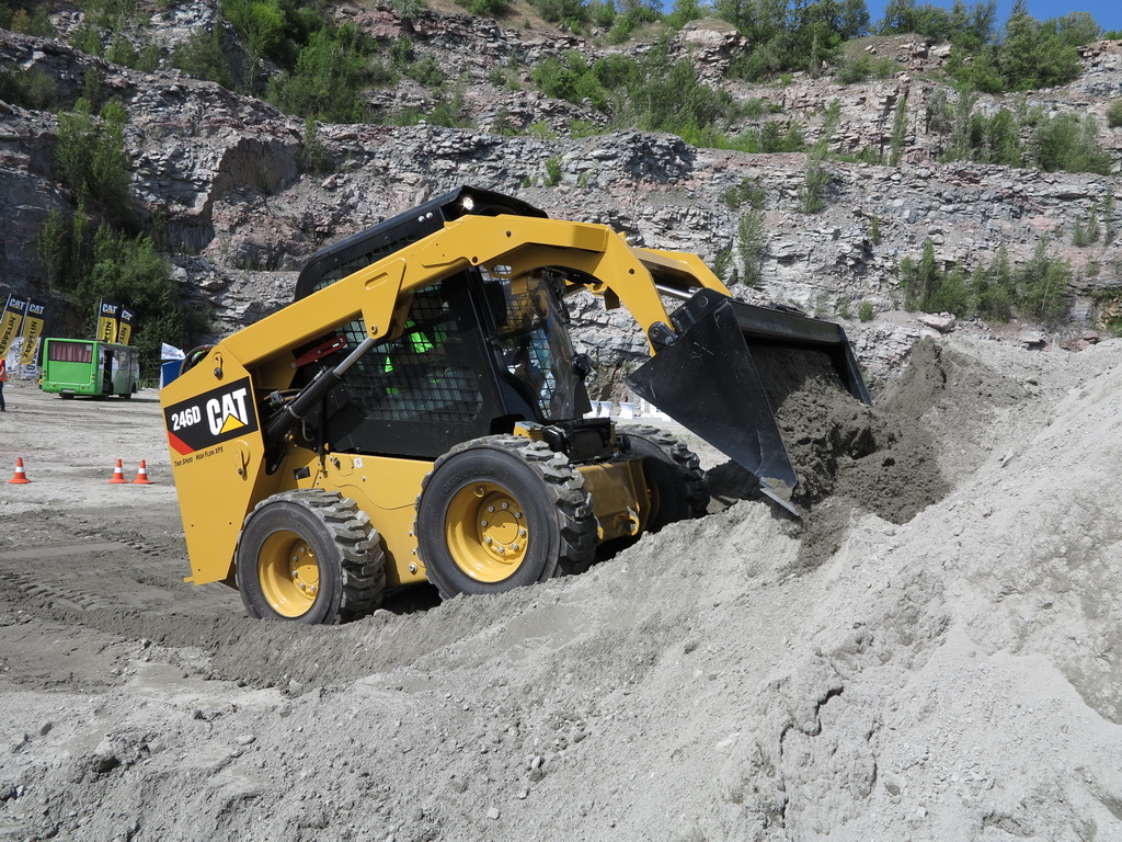 погрузчик с бортовым поворотом Cat 246D