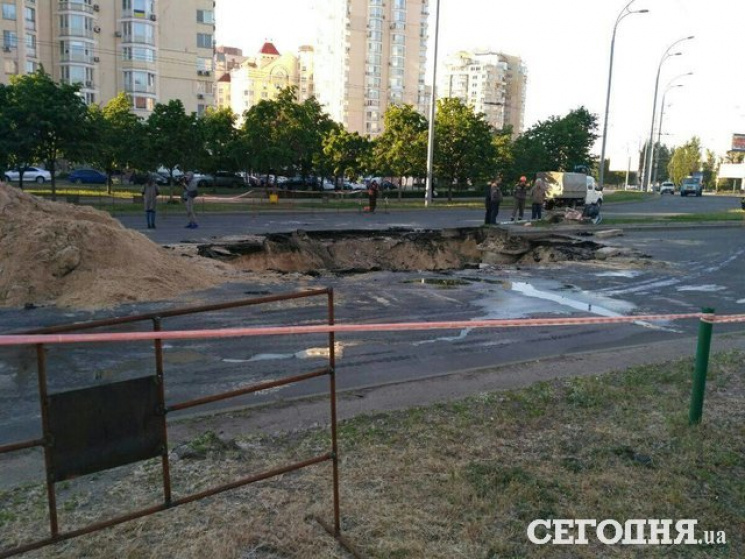 В Киеве провал асфальта спровоцировал транспортный коллапс