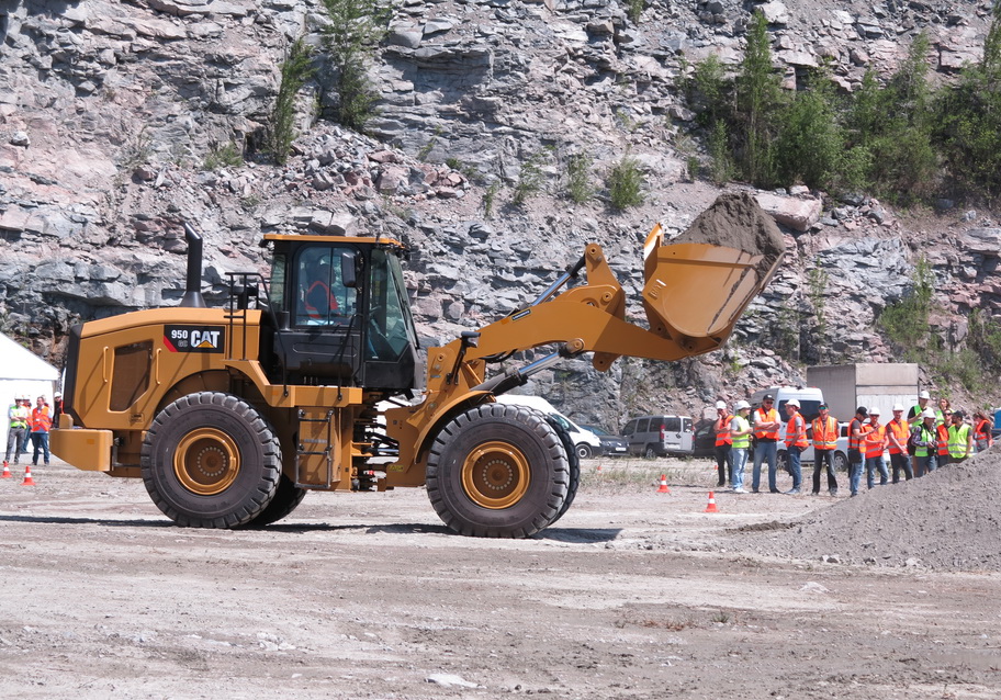 Фронтальный погрузчик Caterpillar