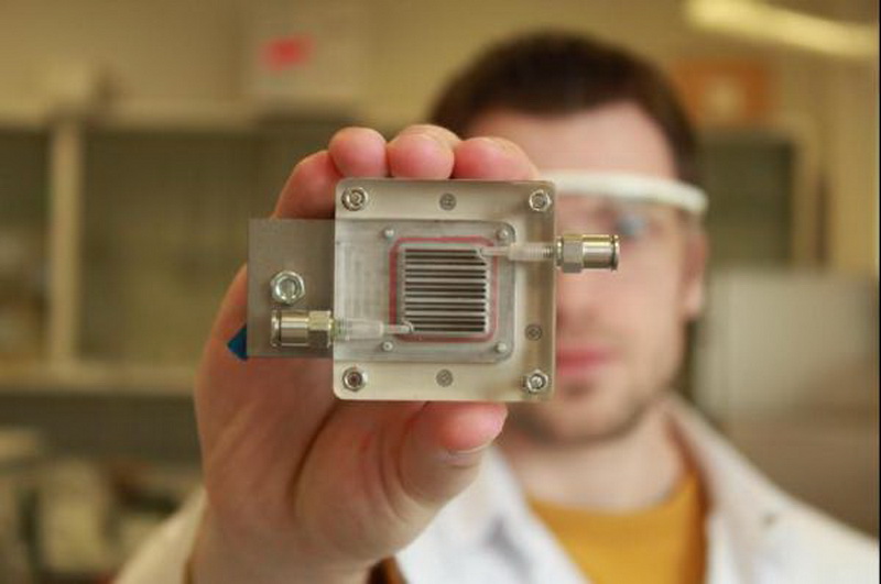 Электромобили смогут питаться путем очистки воздука. Новое устройство, для получения энергии, разработанное бельгийскими учеными, состоит из двух камер и мембраны.