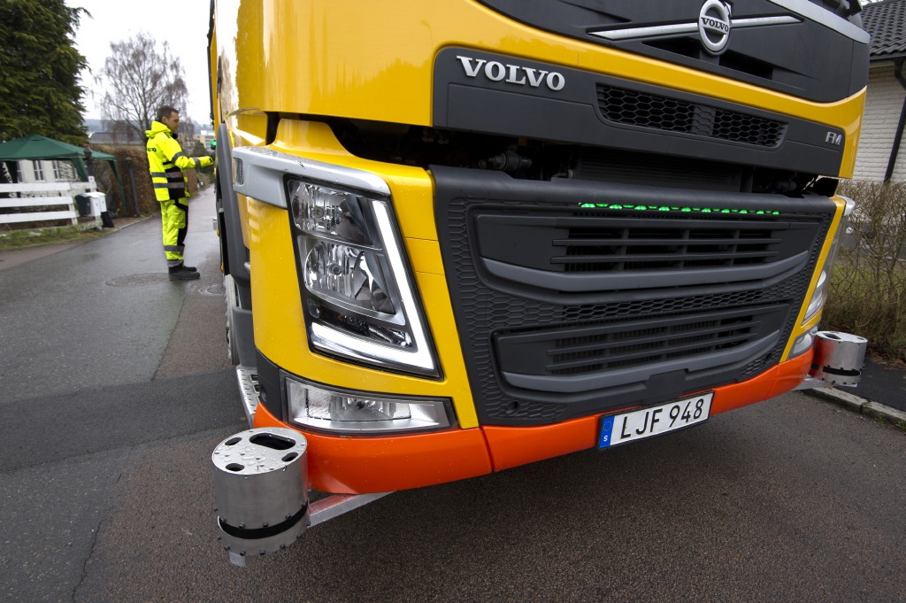 Volvo Trucks и Renova испытывают грузовик для перевозки мусора с автоматической системой вождения