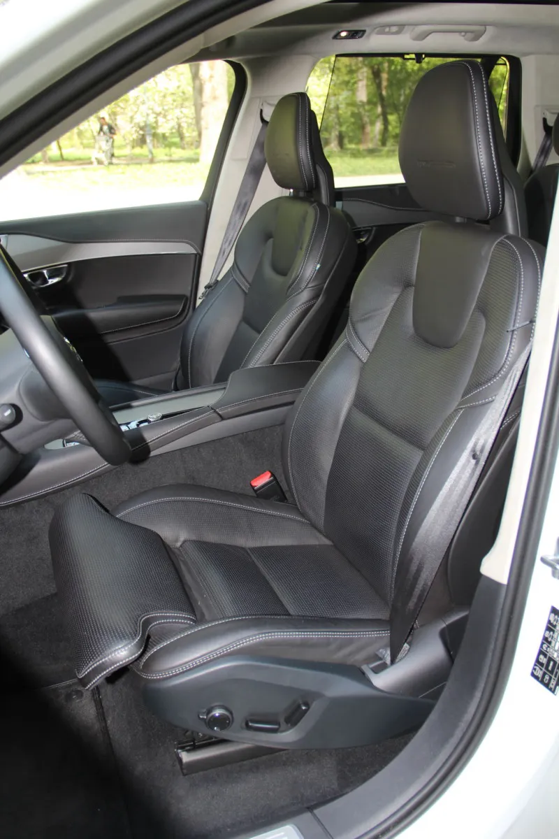 Интерьер Volvo XC90 T8