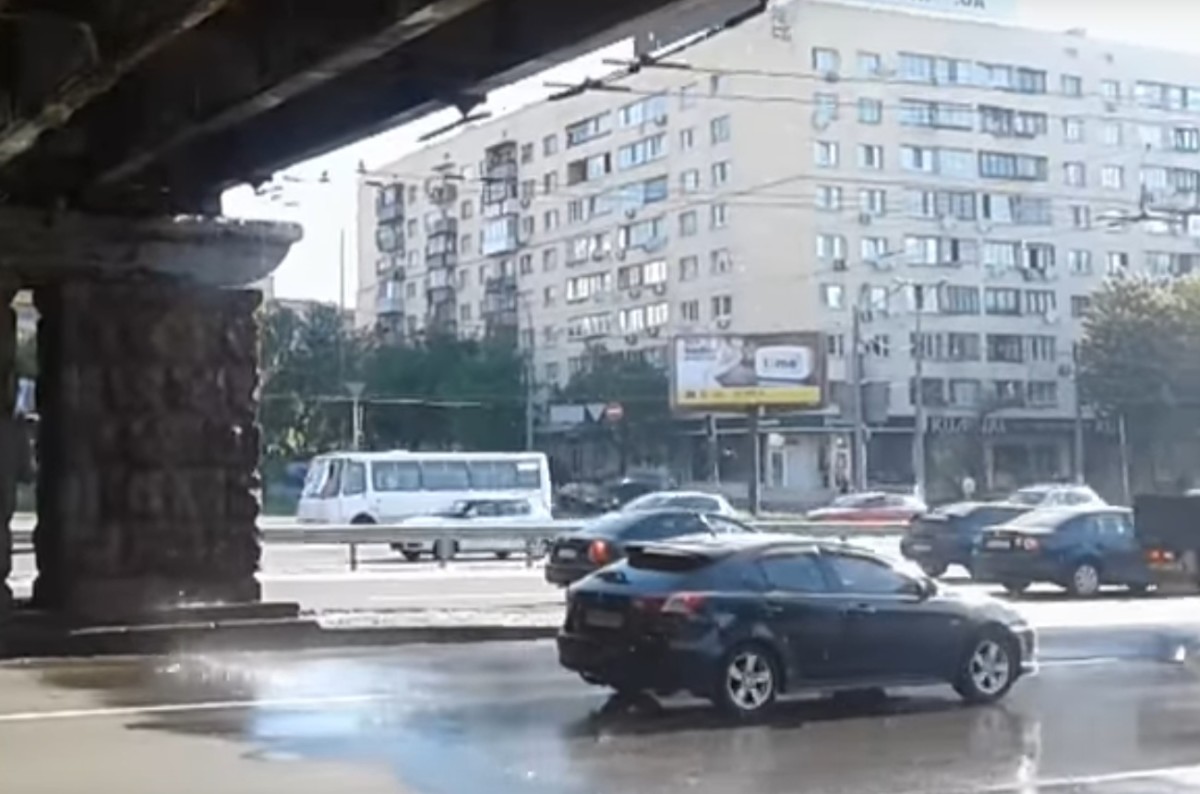 В Киеве потек Воздухофлотский мост