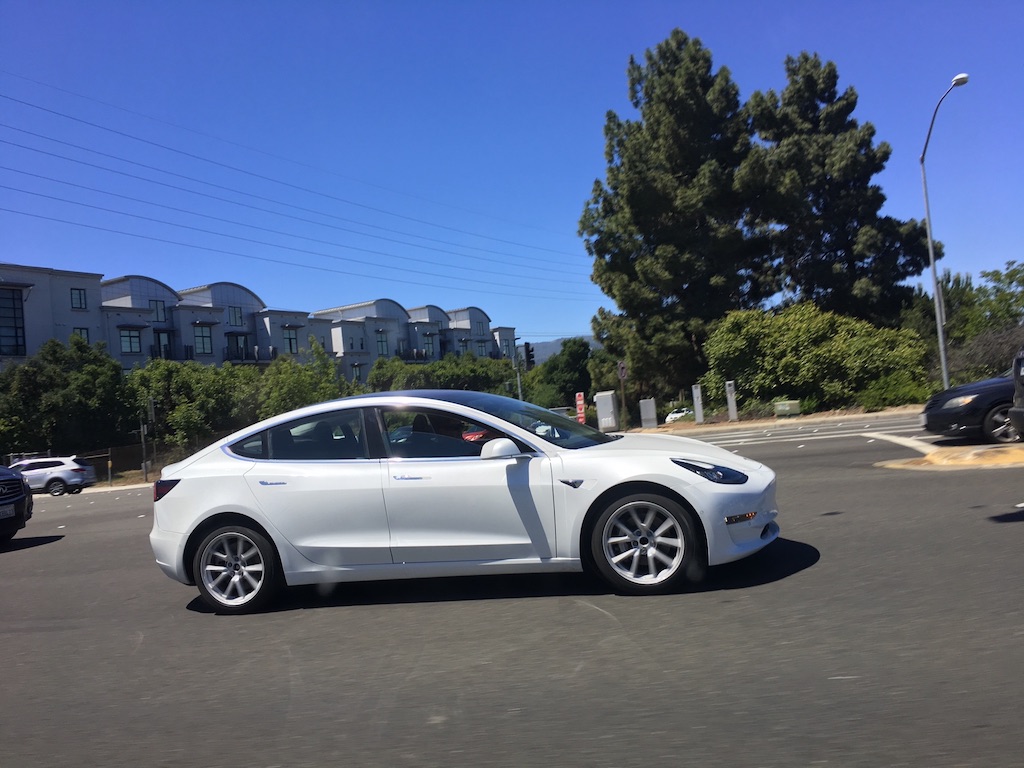 Tesla Model 3 2018: свежие живые фото доступного электрокара Тесла