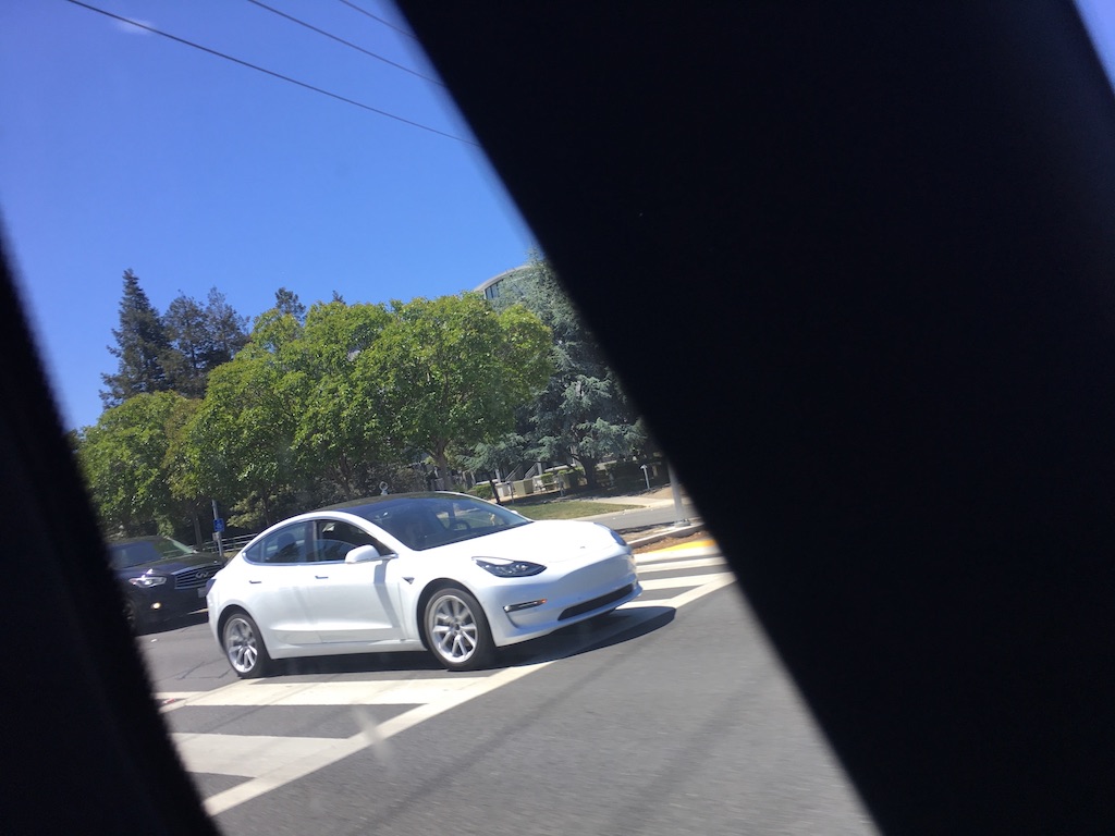 Tesla Model 3 2018: свежие живые фото доступного электрокара Тесла