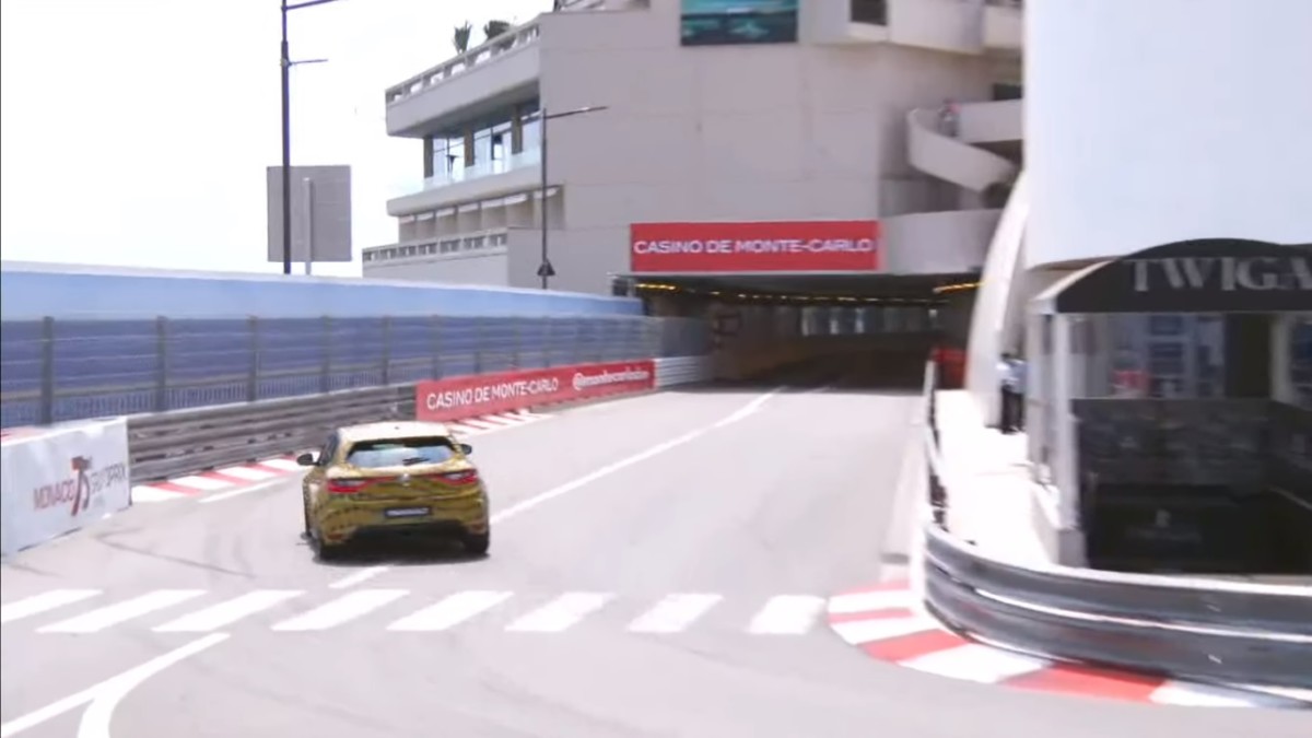 Новый Renault Megane RS 2018 засняли на трассе Формулы 1