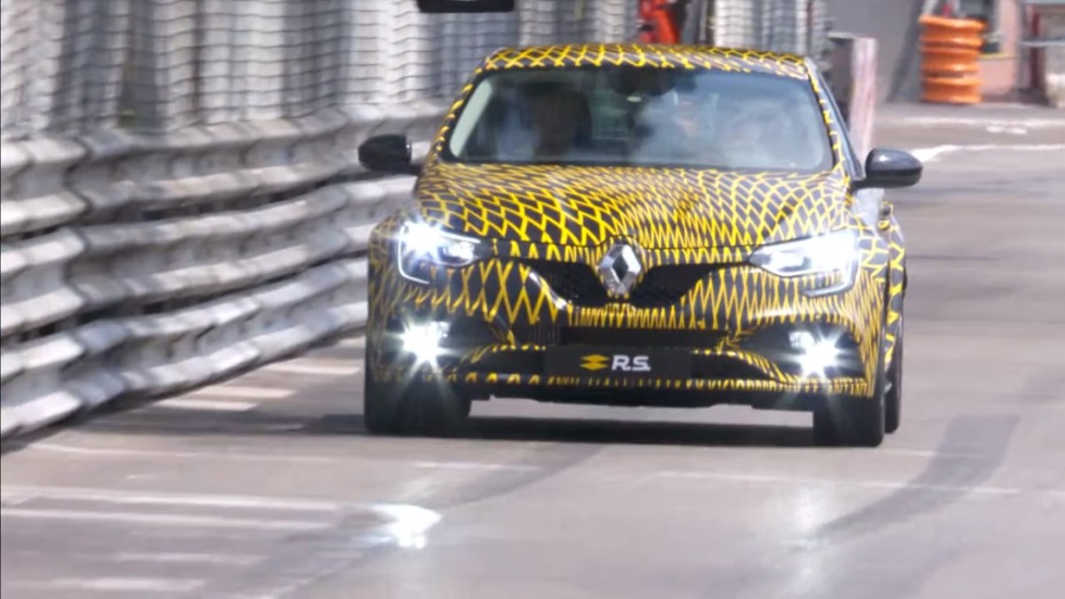 Новый Renault Megane RS 2018 засняли на трассе Формулы 1