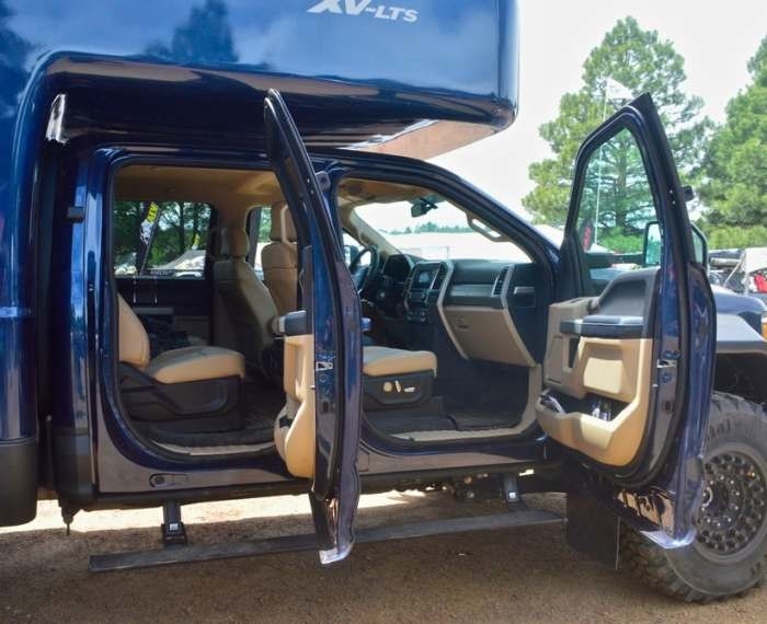 Двухрядная кабина Ford F-серии хорошо упакована. Тут кожаніе сиденья, передние - с электрорегулировками. 