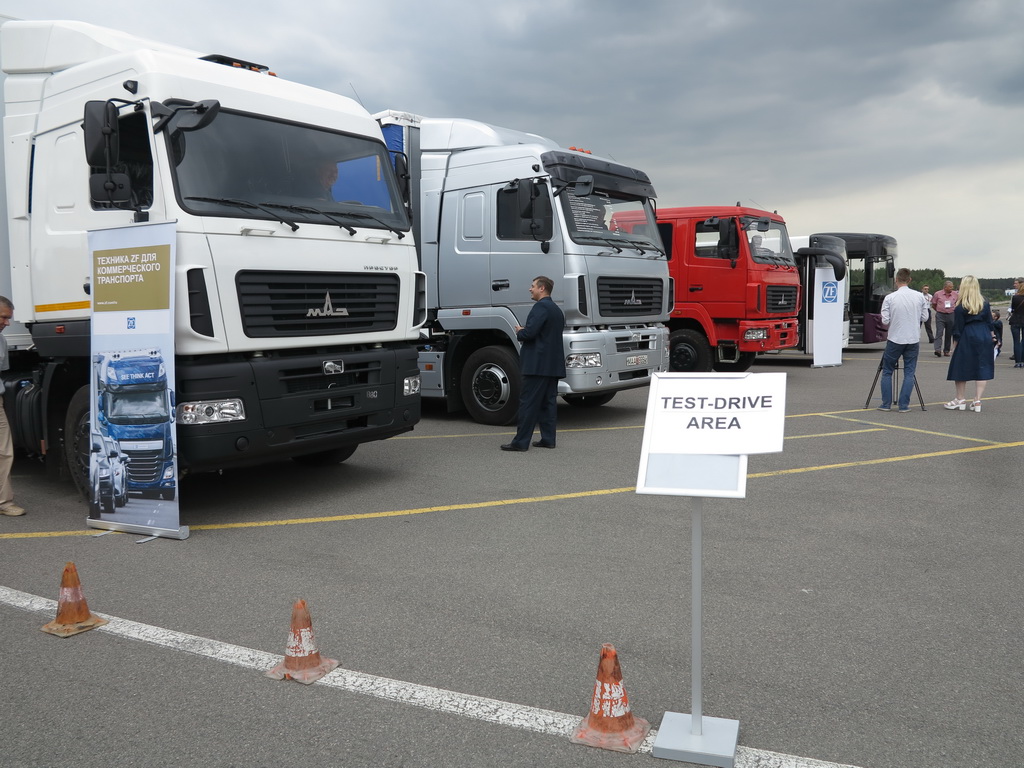 Грузовики и автобусы МАЗ c двигателями Mercedes-Benz и коробками ZF были не только показаны не только в статике - все желающие могли проверить их на ходу на испытатльном полигоне