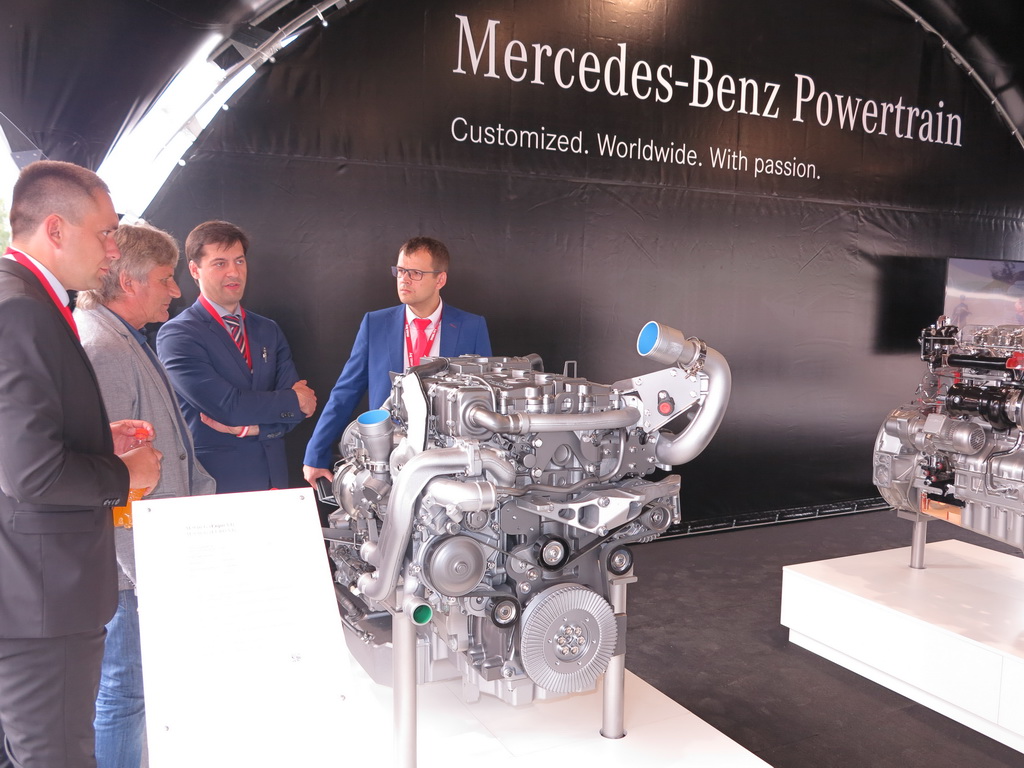 Спецталисты МАЗ и Daimler знакомят гостей с газовым двигателем Mercedes-Benz M936G - 7,7 л; 302 л. с.