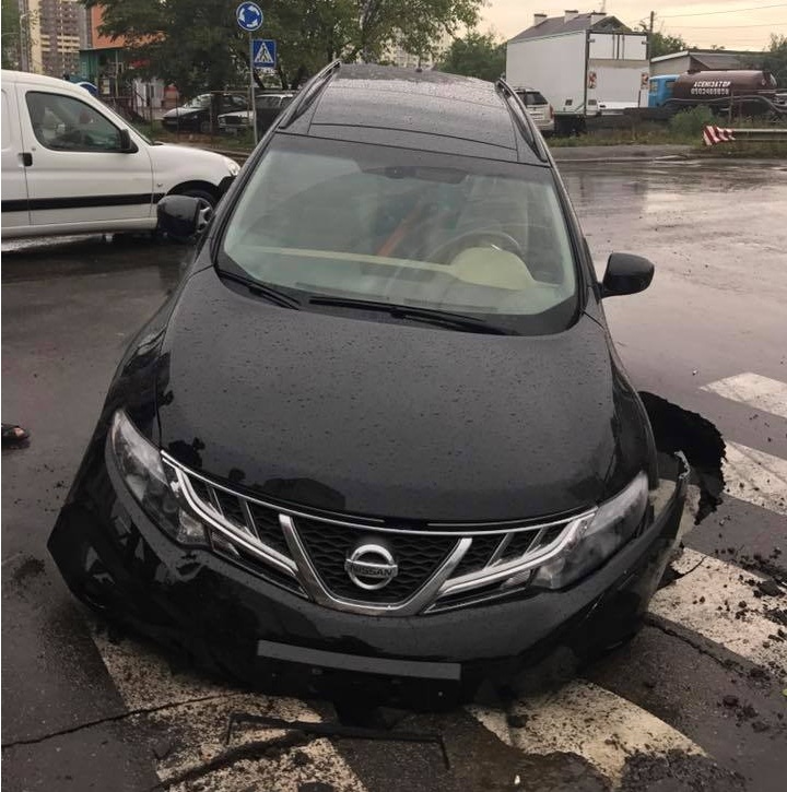 В Киеве автомобиль провалился в яму прямо на «зебре»